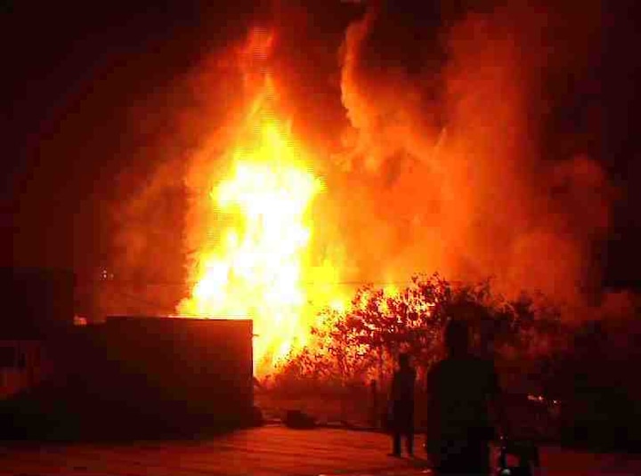 Mumbai : Fire breaks out in Lower Parel’s Navrang Studio नवरंग स्टुडिओची आग विझली, अग्निशमन दलाचा जवान जखमी