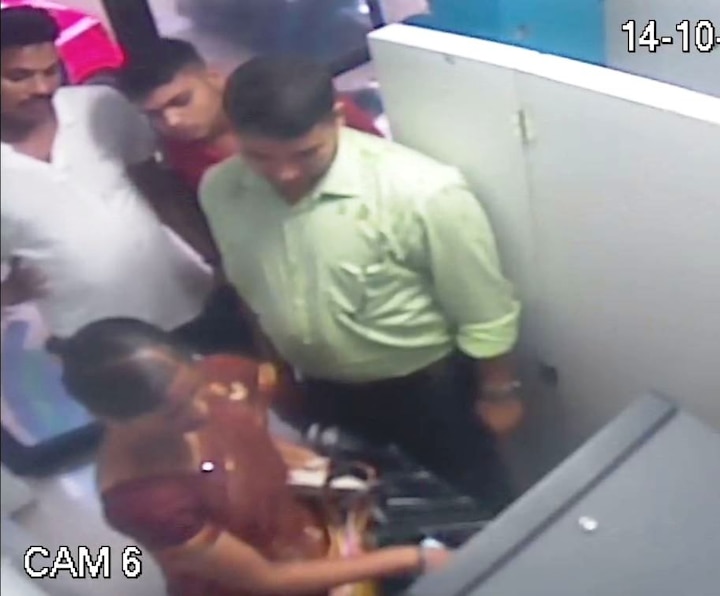 Looting customers at the ATM टिटवाळ्यात एटीएममध्ये ग्राहकांना लुबाडणारी टोळी अटकेत