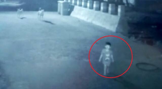 मध्यरात्री दाराची कडी उघडून अडीच वर्षाचा मुलगा घराबाहेर!