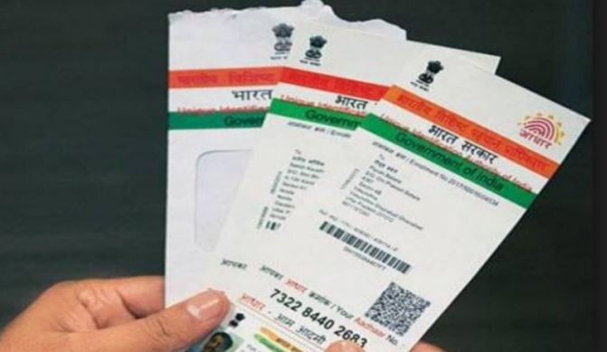 plastic or pvc aadhaar smart card is not usable says uidai प्लास्टिकच्या स्मार्ट आधार कार्डमधून माहिती चोरी होण्याचा धोका!