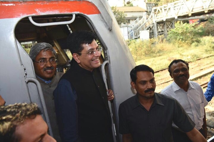 piyush goyal travelled in a local train from CSTM to Matunga in Mumbai रेल्वेमंत्र्यांचा सीएसएमटी ते माटुंगा लोकलने प्रवास