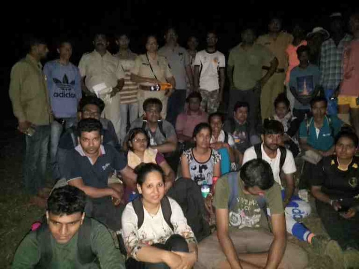 17 missing trackers found in Karjat forest कर्जतच्या जंगलात हरवलेल्या 17 गिर्यारोहकांची सुखरुप सुटका