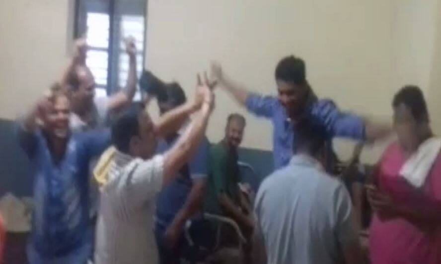 Satara prisoners lungi dance in jail hospital उदयनराजे, शिवेंद्रराजे समर्थक आरोपींचा रुग्णालयात लुंगी डान्स