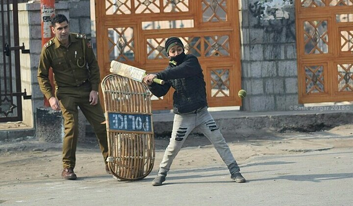 Jammu Kashmir : Baramulla police tweets a picture of cop playing cricket with Kashmiri boy goes viral पोलिस आणि काश्मिरी मुलाचा क्रिकेट खेळतानाचा फोटो व्हायरल