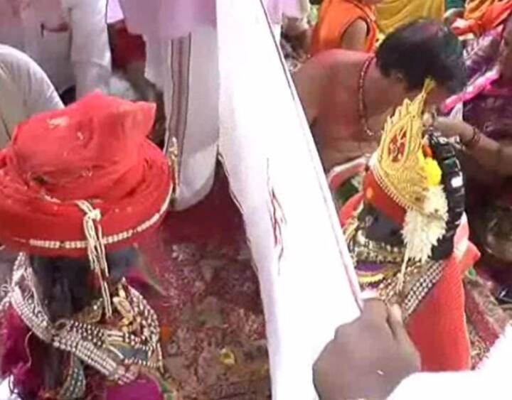वसंत पंचमीच्या मुहूर्तावर आज पंढरपूरच्या पांडुरंगाचा विवाहसोहळा संपन्न झाला.या आगळ्या वेगळ्या विवाहाची धामधूम सकाळपासूनच मंदिर परिसरात सुरु झाली होती. देवाच्या या विवाह सोहळ्याला हजेरी लावण्यासाठी राज्यभरातून हजारो भाविकांनी पंढरपुरात गर्दी केली होती. 