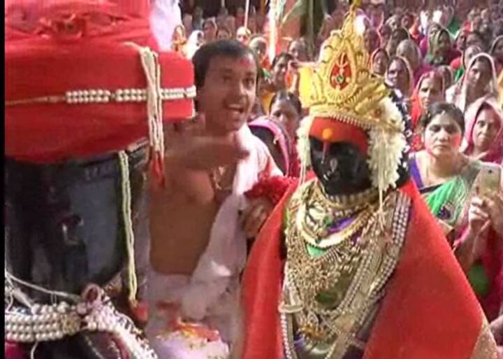 या विवाह सोहळ्यासाठी पुणे जिल्ह्यातील भाविक भारत भुजबळ यांनी विविध रंगांची ट्रकभर फुले मंदिर सजावटीसाठी आणली होती. भुजबळ यांच्यासोबत आलेल्या पन्नासहून जास्त कारागिरांनी रात्रभर विठ्ठल मंदिर फुलांनी आकर्षकरित्या सजविले होते.