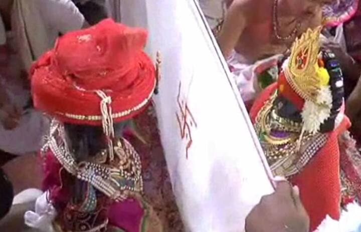 लग्नवधू अर्थात जगत्जननी रुक्मिणीमातेला पांढरी शुभ्र पैठणी नेसविण्यात आली होती, तर नवरदेव विठुरायालादेखील पांढरेशुभ्र कारवतकाठी धोतर, पांढरी अंगी आणि पांढरे मुंडासे परिधान करून सजविण्यात आले होते.