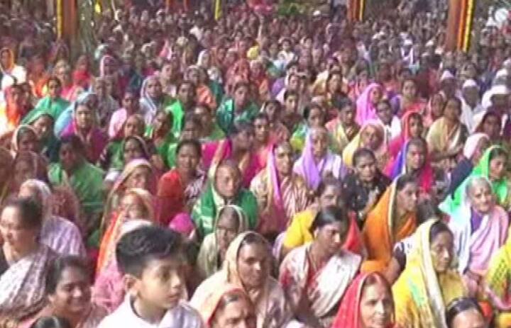 विठ्ठल रुक्मिणी स्वयंवराची भगताचार्य अनुराधा शेटे यांचे कथासोहळा ऐकण्यासाठी हजारो महिलांनी येथे गर्दी केली होती. देवाच्या कथासार सांगताच सभामंडपात नवरदेव विठुराया आणि रुक्मिणीमातेला आणण्यात आले. आणि त्यानंतर विवाहसोहळा सुरु झाला. 