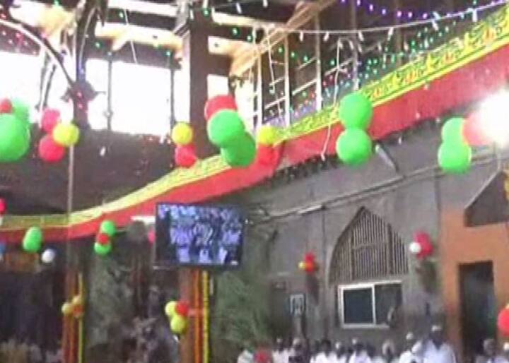 विठ्ठल रुक्मिणीच्या सजवलेल्या उत्सव मूर्तींमध्ये आंतरपाट धरण्यात आला, वऱ्हाडींना अक्षता वाटून मंगलाष्टकाला सुरुवात झाली. खुद्द परमेश्वराच्या लग्नाला उपस्थित राहण्यासाठी विठ्ठल भक्तांनी मंदिरात अलोट गर्दी केली होती. 