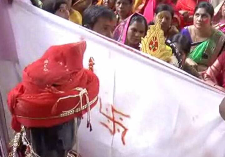 शेवटच्या अक्षता पडताच आंतरपाट बाजूला काढून देव आणि मातेला पुष्पहार घालून आरती करण्यात आली. यावेळी कथाकारांच्या सुरात महिलांनी ठेका धरत देवाच्या लग्नाचा आनंद साजरा केला. आज सांयकाळी दोन्ही मूर्तीची नगरामधून सवाद्य शोभायात्रा काढली जाईल.