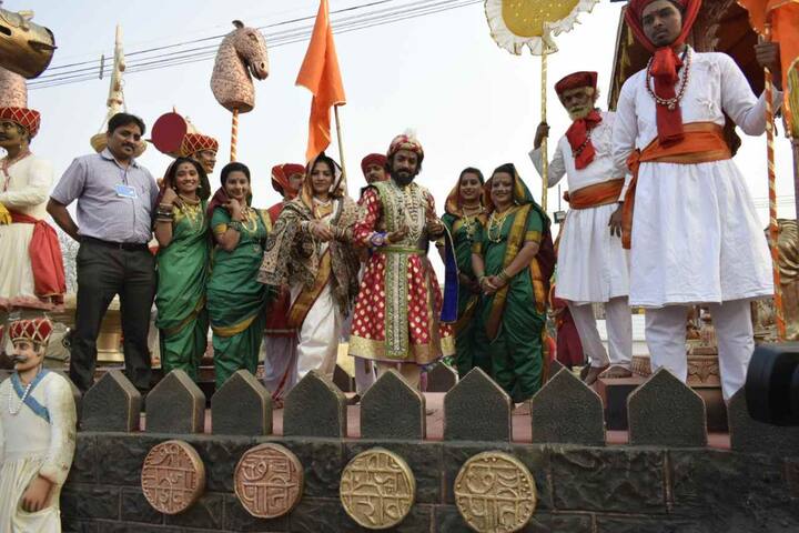 ‘तेज तम अंस पर । कान्ह जिमि कंस पर। त्यों मलिच्छ बंस पर । सेर सिवराज है । या कविराज भूषण यांच्या वीररसाने भरलेल्या काव्याचा उद्घोष करत शिवरायांची किर्ती सांगणारा चित्ररथ राजपथावर येईल. 