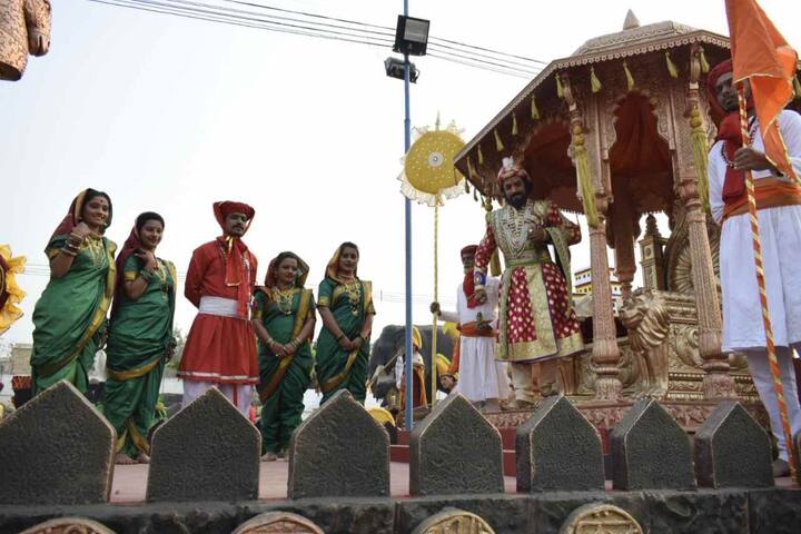 कवी भूषण यांचं हे काव्य अजय-अतुलने संगीतबद्ध केलेलं आहे. 
