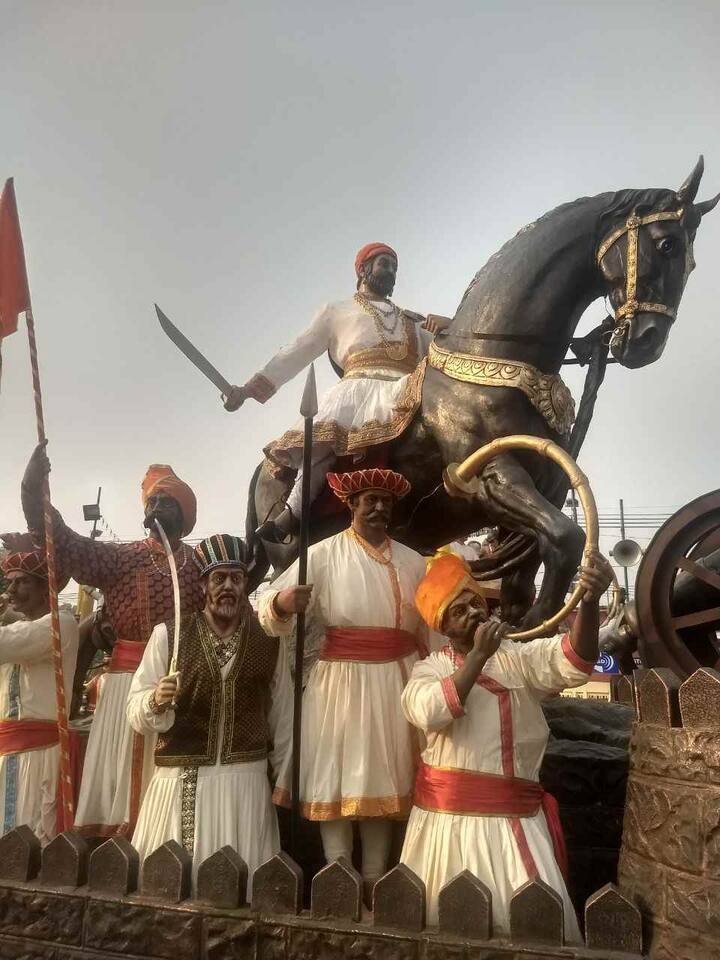 या ठिकाणी आभूषण देणारा दरबारी, त्याच्या शेजारी गागाभट्ट, तर या राज्याभिषेकासाठी उपस्थित असलेला इंग्रज अधिकारी सर हेन्री ऑक्सिजन दाखवले जातील. 