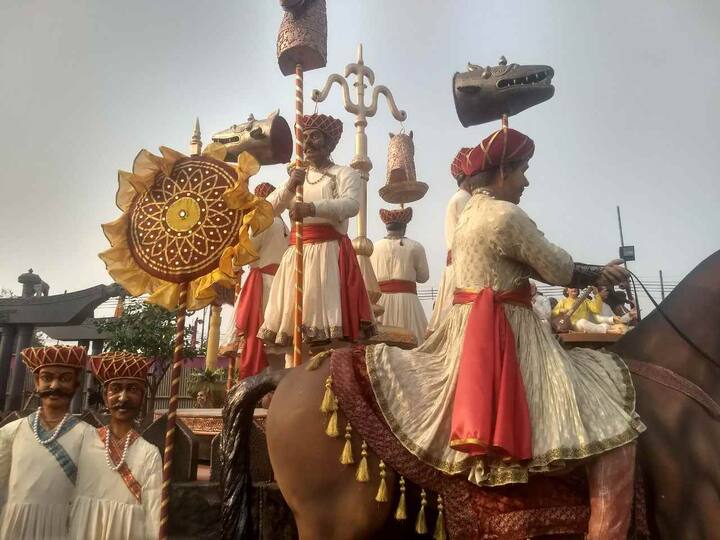 दरबारात छत्रपती शिवरायांच्या शेजारी बसलेल्या सोयराबाई आणि संभाजीराजे दाखवण्यात आले आहेत. 