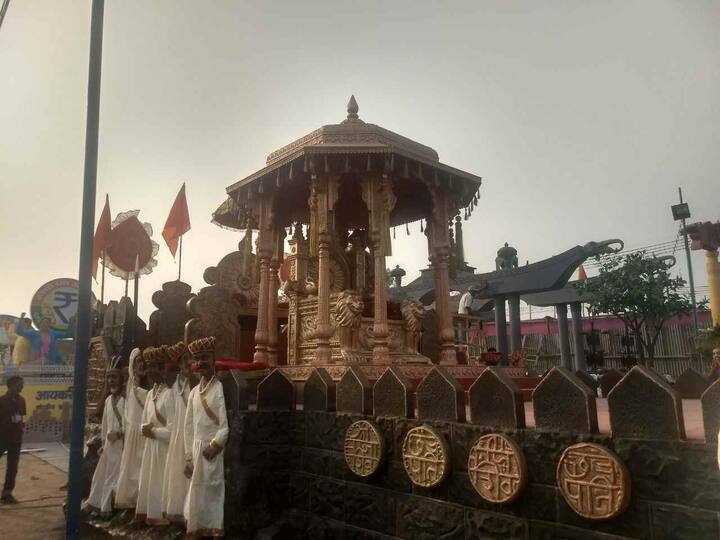 चित्ररथाच्या मागच्या भागात आसनस्थ असलेल्या राजमाता जिजाऊ दर्शवण्यात आल्या आहेत. या चित्ररथाची संकल्पना ज्येष्ठ कलादिग्दर्शक नितीन देसाई यांनी सादर केली आहे.