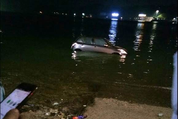 Goa : Swift car drown in Mandavi river latest update गोव्यात फेरीच्या धक्क्यावरील स्विफ्ट मांडवी नदीत