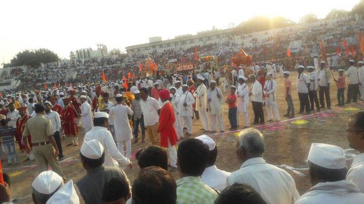 या नेत्रदीपक रिंगण सोहळ्यात पहिल्यांदाच माऊलींचा अश्व धावला. 