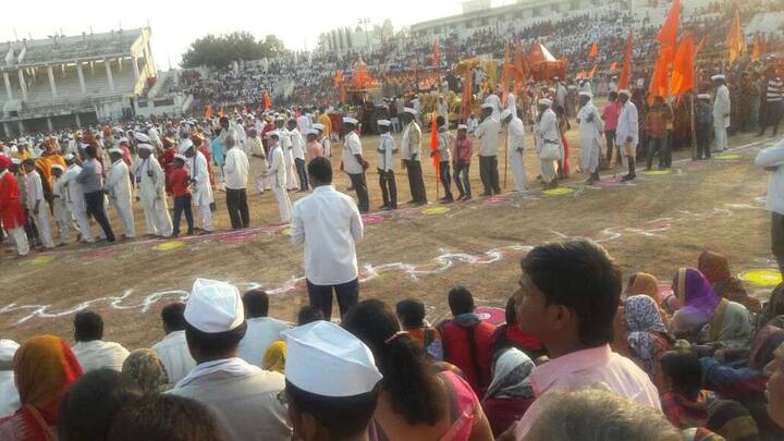 माऊलींचा अश्व रिंगणात धावणार असल्याने यंदाचा सोहळा लक्षवेधी ठरला.