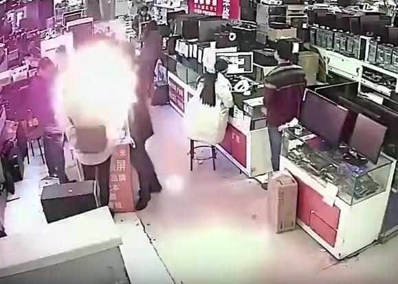 दाताने बॅटरी चेक करणं महागात, आयफोनची बॅटरी तोंडातच फुटली