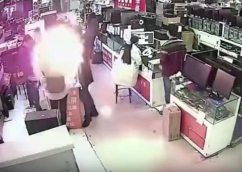 दाताने बॅटरी चेक करणं महागात, आयफोनची बॅटरी तोंडातच फुटली