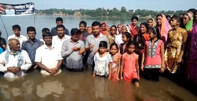 तापी नदीत 'पद्मावत'विरोधात निदर्शने, ठिकठिकाणी विरोध