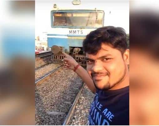 ट्रेनसमोर धोकादायक सेल्फी घेण्याचा नाद तरुणाच्या अंगलट Hyderabad man posing in front of running train hit by selfie latest update ट्रेनसमोर धोकादायक सेल्फी घेण्याचा नाद तरुणाच्या अंगलट