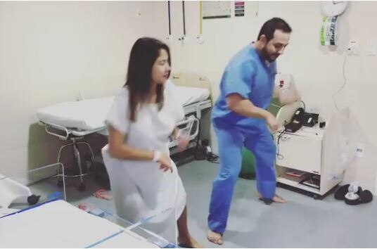 doctor fernando helps women through labor by dancing to reduce pain latest update गर्भवतींसोबत डान्स करणाऱ्या डॉक्टरचा व्हिडिओ व्हायरल