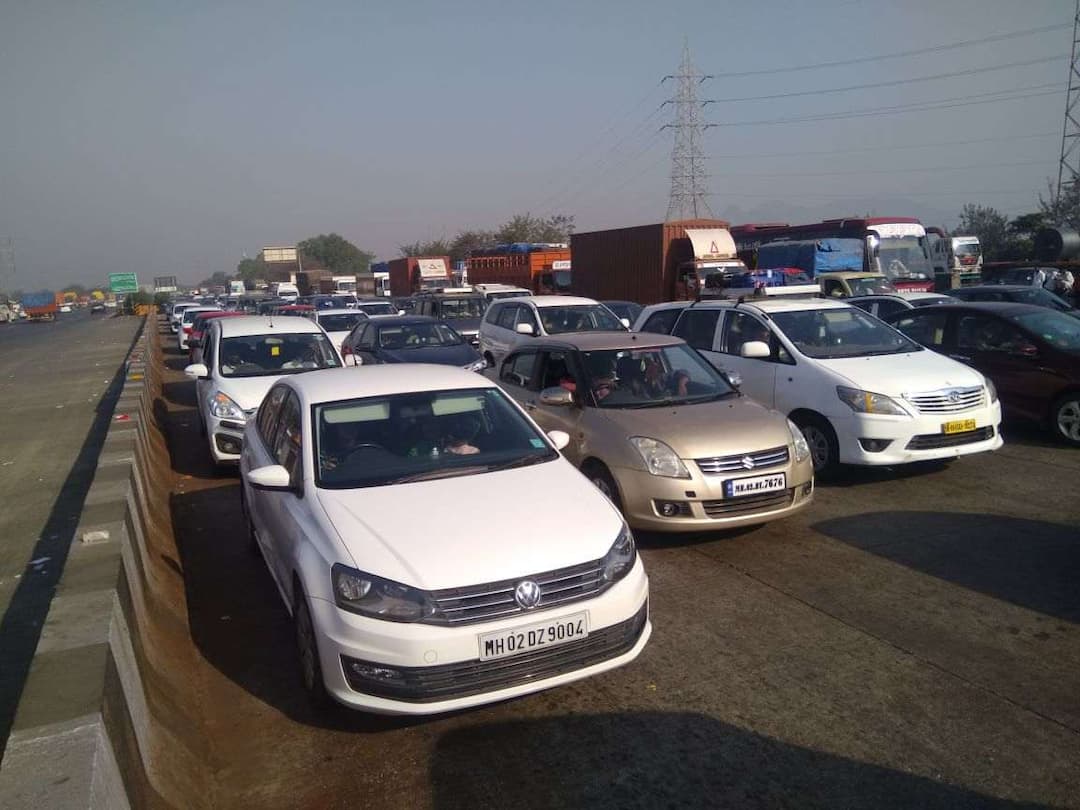 सलगच्या सुट्ट्यांमुळे मुंबई-पुणे एक्स्प्रेस वे जाम heavy traffic on Mumbai-pune express way due to long weekend सलगच्या सुट्ट्यांमुळे मुंबई-पुणे एक्स्प्रेस वे जाम