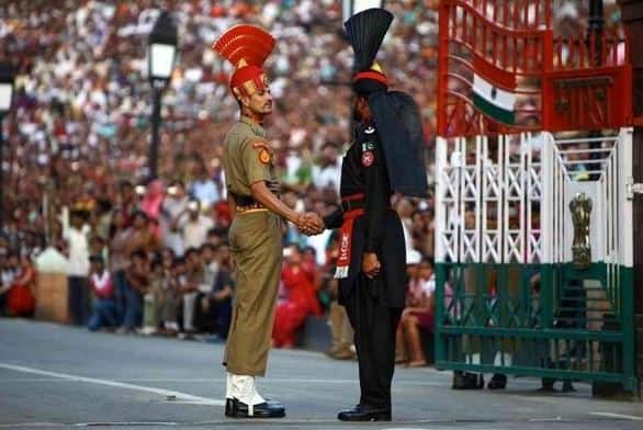 BSF refuses to exchange sweets with Pakistan Rangers on this Republic Day यंदा BSF पाकिस्तानी सैन्याला मिठाई वाटणार नाही!