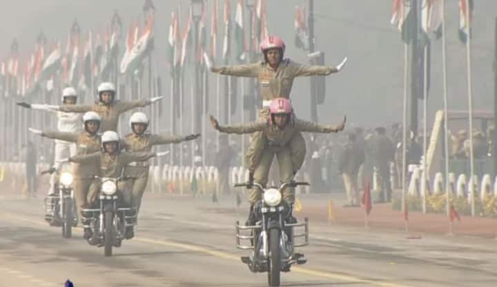 सीमा सुरक्षा दलाच्या महिला पथकाने राजपथावर चित्तथराक कसरती केल्या. पुरुष पथकांप्रमाणेच महिला पथकाने सामर्थ आणि शौर्य दाखवलं.