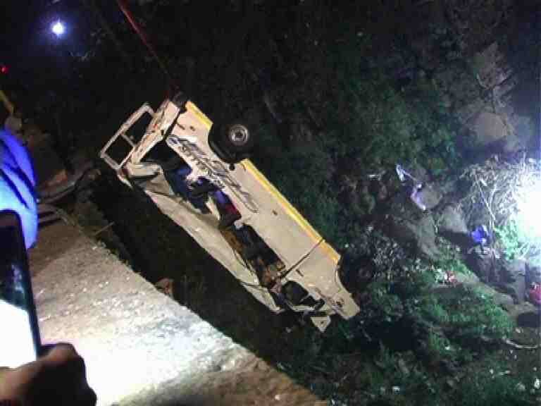 11 people died in a road accident in Kohlapur district 100 फुटांवरुन मिनी बस पंचगंगेत कोसळली, 13 ठार