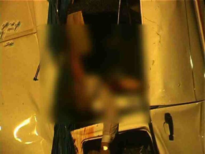 हा अपघात रात्री 11 वाजण्याच्या सुमारास झाला असून पहाटे चार वाजेपर्यंत रेस्क्यू ऑपरेशन सुरु होते. 26 जानेवारी निमित्ताने सलग सुट्ट्या लागल्याने पुण्याच्या बालेवाडी आणि पिरंगुटे परिसरात राहणारे भरत केदारी , संतोष वरखडे , दिनेश नांगरे यांचे कुटुंबीय कोकण पर्यटनासाठी 17 सीटर मिनी ट्रॅव्हलर मधून निघाले होते. काल सकाळी या कुटुंबीयांनी गणपतीपुळे इथून देवदर्शन आटोपून कोल्हापूरला निघाले होते. रात्री 11 वाजण्याच्या सुमारास शिवाजी पुलावर चालकाचा गाडीवरील ताबा सुटल्याने, मिनी ट्रॅव्हल्स पुलाचा दगडी कठडा तोडून वरुन थेट 100 फूट खोल असणाऱ्या पंचगंगा नदीच्या पात्रात कोसळली.