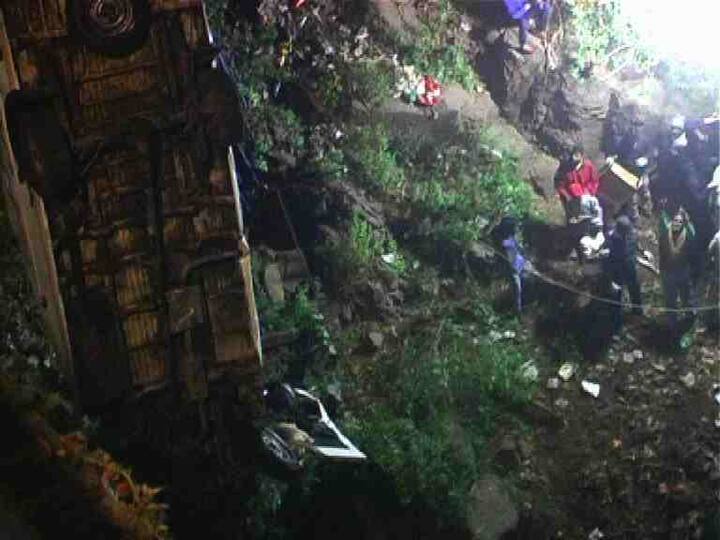 गाडी कोसळल्याचा आवाज एकूण त्याच परिसरातील तरुणांनी बचावकार्य सुरु केलं. ही माहिती आपत्ती व्यवस्थापनाला समजल्यावर पोलीस,फायरब्रिगेड, घटनास्थळी दाखल झाले आणि रेस्क्यू ऑपरेशन सुरू केलं. सुरुवातीला पाण्यात बुडालेल्या गाडीतील 7 जणांना काढण्यात यश आलं . परंतु तासभर प्रयत्न करून देखील मिनी बस गाळातच रुतून बसल्यामुळे गाडीतील इतर प्रवाशांना बाहेर काढता आलं नाही.