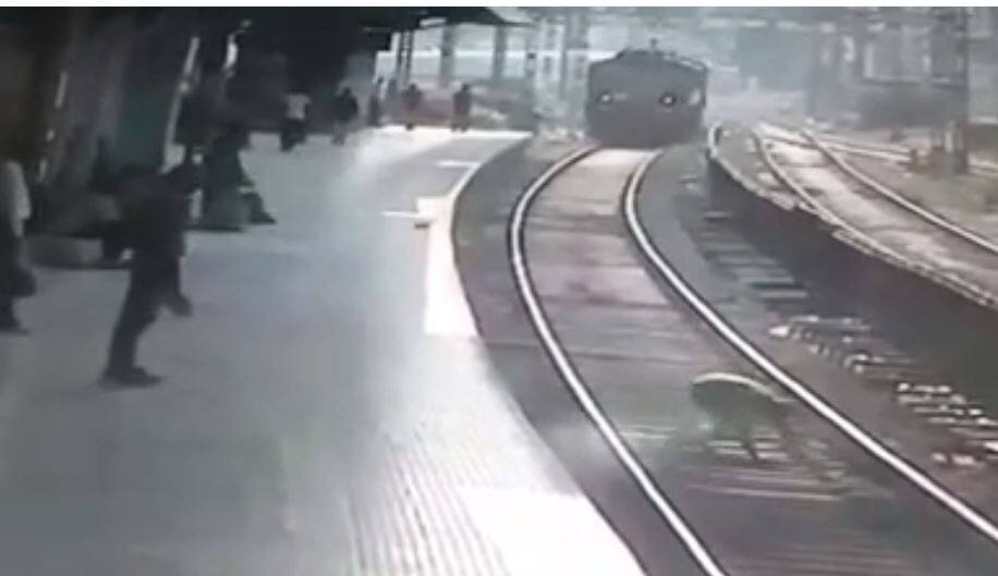 man suicide attempt fail on rail track ट्रेन आली, रुळावर झोपला, ट्रेन गेली-उठून पळाला!