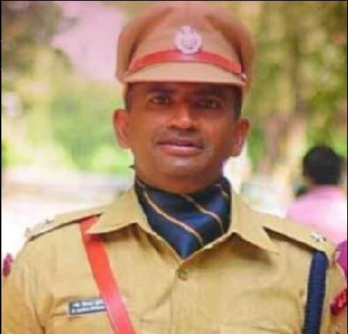 Nanded : IPS Officer Vijay Krishnan Yadav arrested for taking bribe latest update रेतीचे ट्रक सोडण्यासाठी 2 लाखांची लाच, IPS अधिकारी जाळ्यात