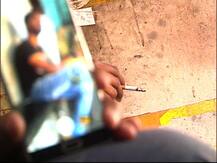 सिगरेट ओढतानाचा व्हिडीओ व्हायरल करण्याची धमकी, लाखोंची लूट