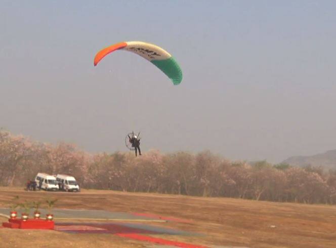 आपल्या पाठीवर तिरंग्याचे बलून्स घेऊन जवान कसरती करत होते.