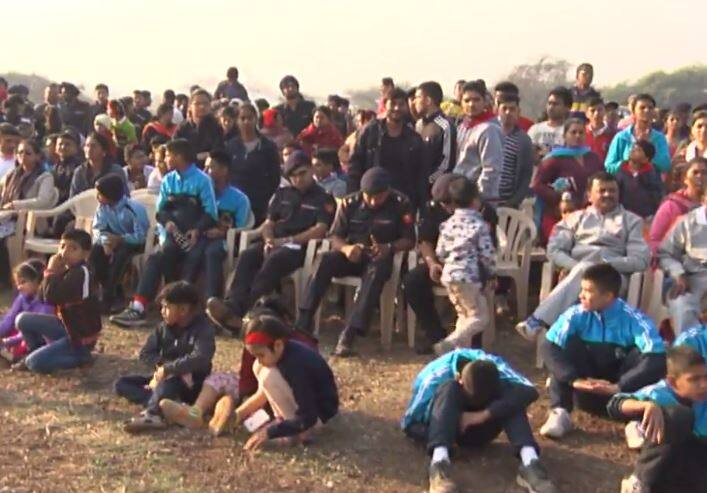 एकूणच हे सगळं दृश्य काळजाचा ठोका चुकवणार होतं, पण आनंद देणारंही असल्याने ते बघण्यासाठी शेकडो नागरिक आणि बच्चे कंपनीने इथे गर्दी केली होती.