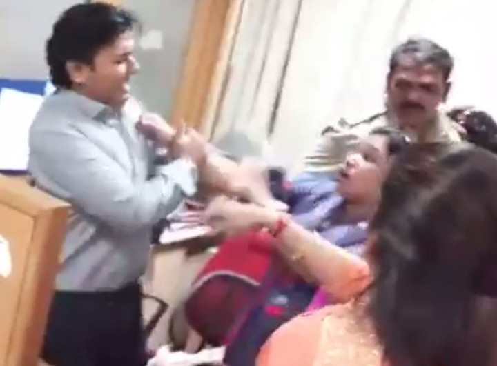 Thane Mahanagar gas employees beaten up by MNS Women workers latest update ठाण्यात महानगर गॅस कर्मचाऱ्यांना मनसे महिला कार्यकर्त्यांचा चोप