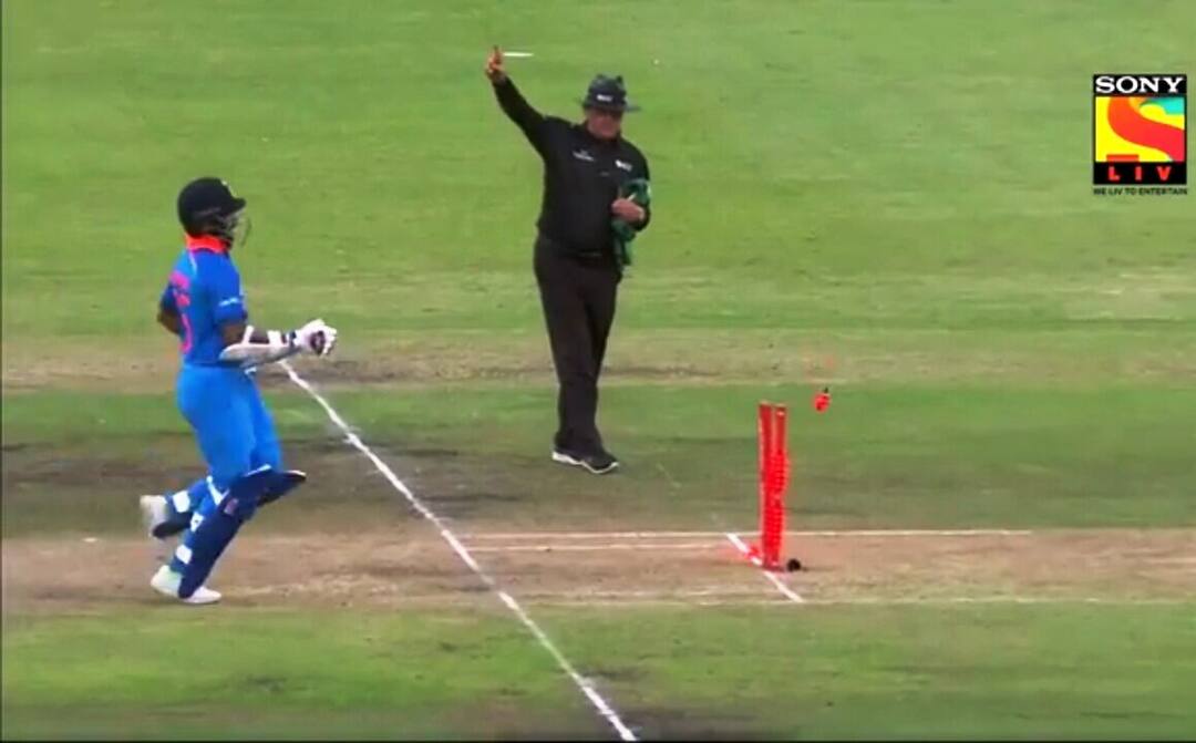 VIDEO : विराटच्या चुकीमुळे बाद, शिखर धवन कर्णधारावर चिडला shikhar dhawan gets angry on skipper kohli after run out by his mistake VIDEO : विराटच्या चुकीमुळे बाद, शिखर धवन कर्णधारावर चिडला