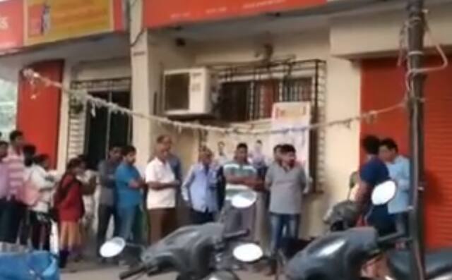 आधार कार्डसाठी खारघरमध्ये मध्यरात्रीपासून रांगा