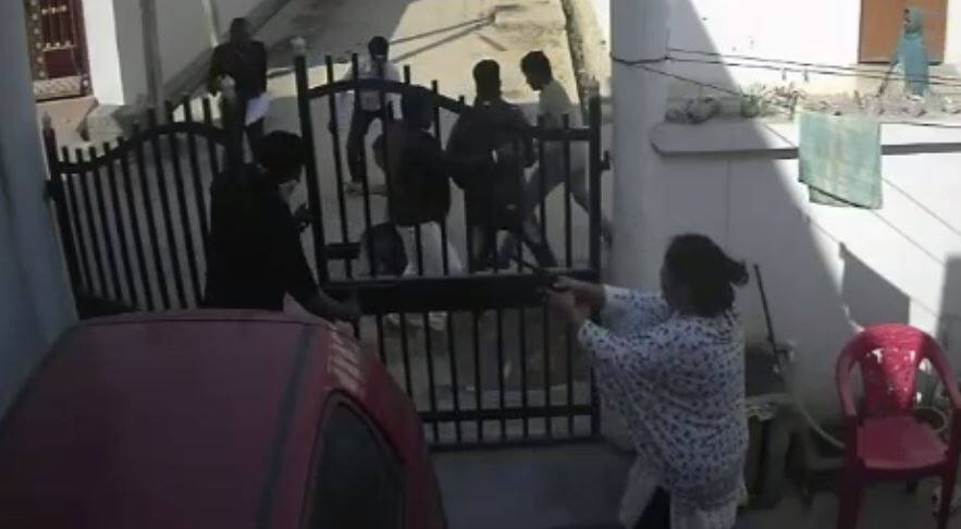 सहा गुंडाच्या तावडीतून तिने वाचवले पतीचे प्राण Wife saved life of journalist husband from goons who were about to take his life latest update सहा गुंडाच्या तावडीतून तिने वाचवले पतीचे प्राण