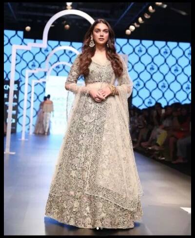 लॅक्मे फॅशन वीकमध्ये अभिनेत्री आदिती राव हैदरीचा रॅम्प वॉक