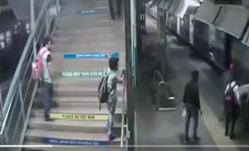RPF constable saves boy from falling under local train in Mumbai latest update आरपीएफ जवानाने लोकलमधून पडणाऱ्या चिमुरड्याला वाचवलं