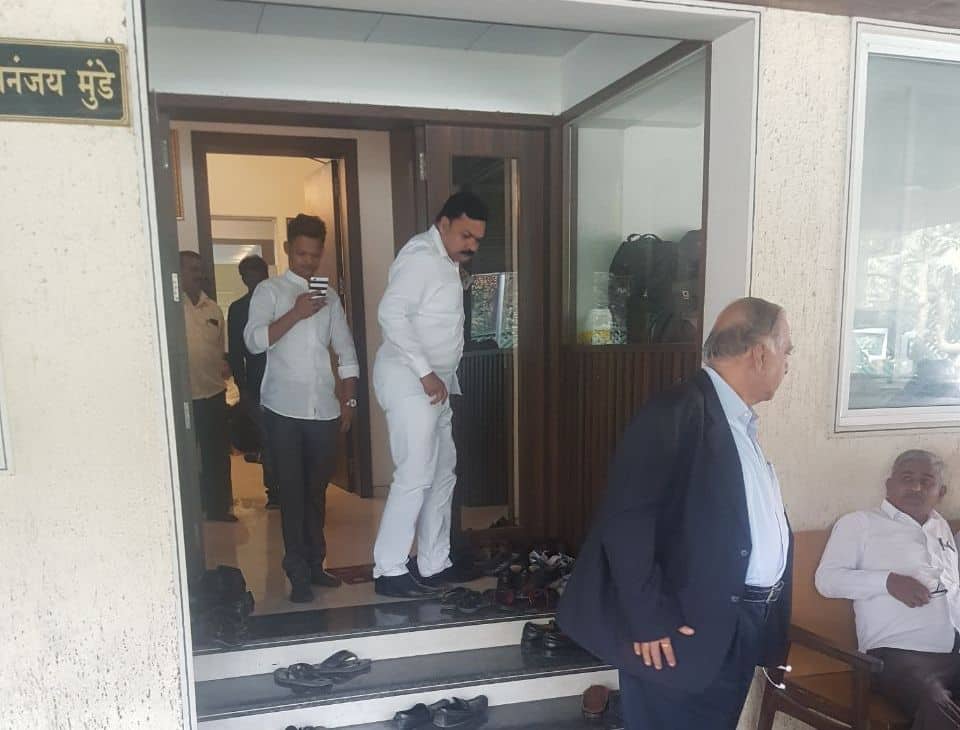 D S Kulkarni meet Ajit Pawar in Dhananjay Munde’s house latest update धनंजय मुंडेंच्या निवासस्थानी डीएसके आणि अजित पवारांची भेट