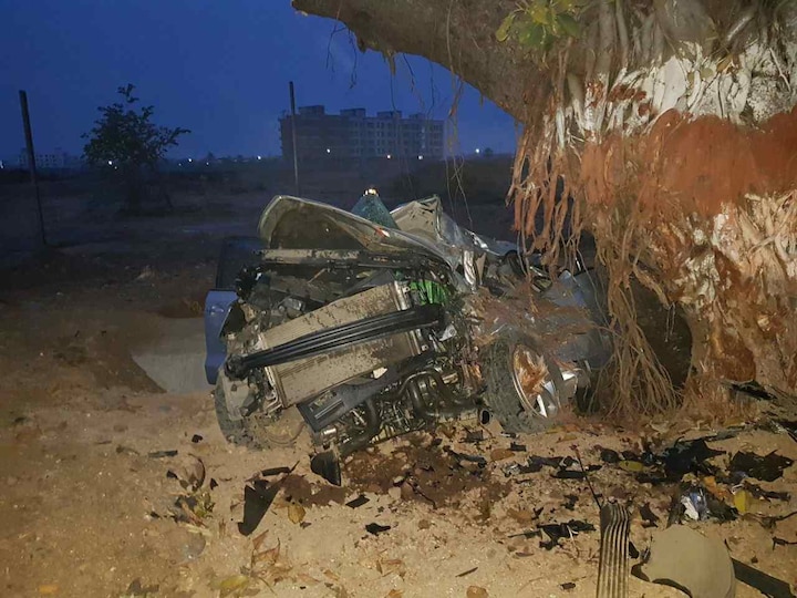 Car accidents in Palghar five deaths latest update पालघरमध्ये कारचा भीषण अपघात, पाच जणांचा जागीच मृत्यू