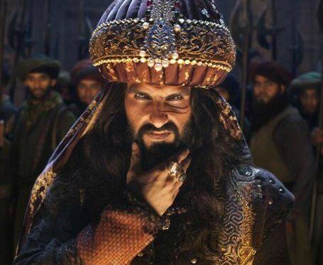 200 कोटींच्या क्लबमध्ये एन्ट्री, रणवीर सर्वात तरुण अभिनेता