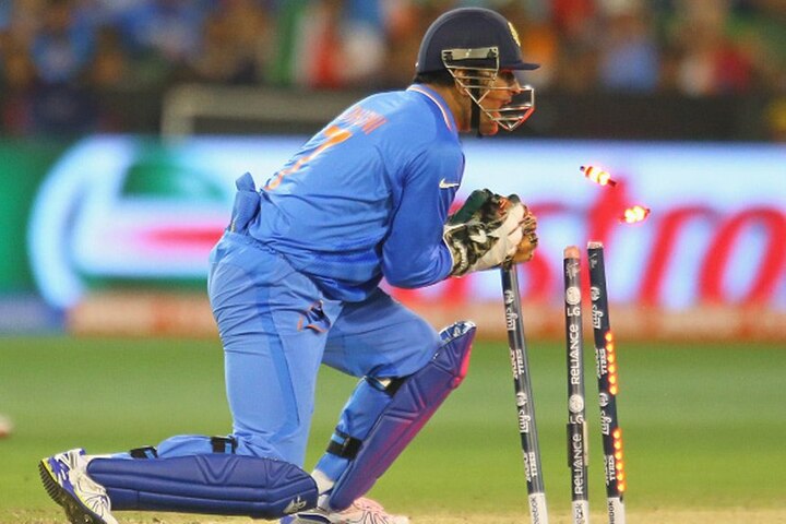 Dhoni first Indian wicketkeeper to effect 400 dismissals in One day Matches यष्टीरक्षणात धोनीचा विक्रम!