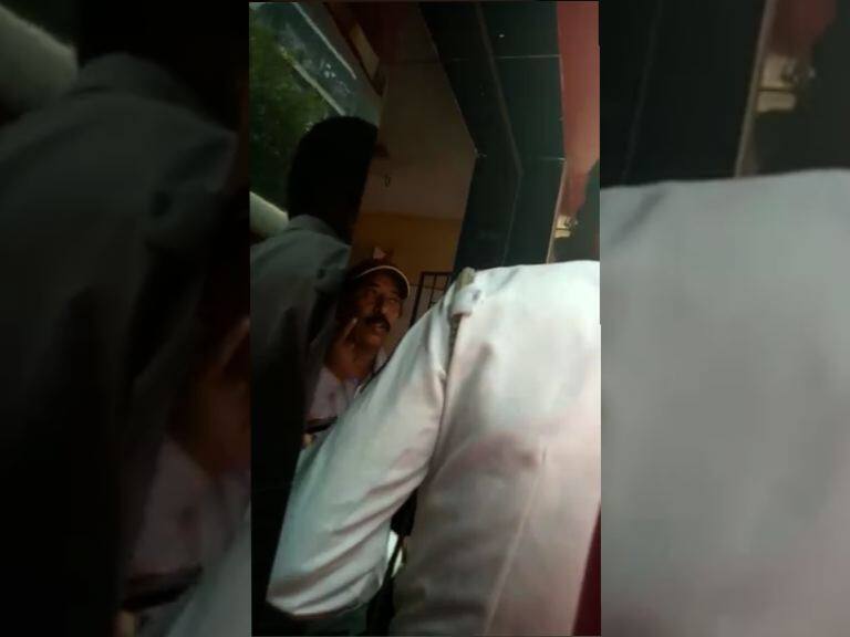 Roadromeo beats to police in mulund latest updates मुलींना छेडणाऱ्या टवाळखोराची पोलिसालाच मारहाण