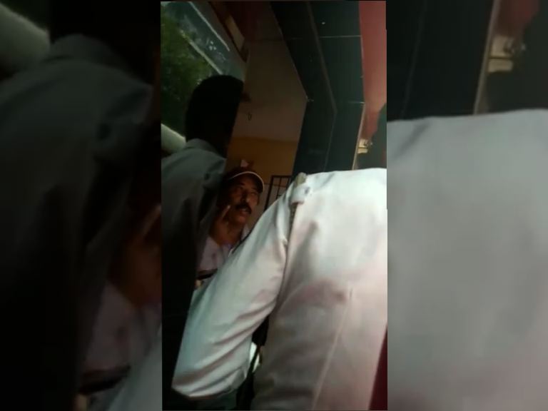 मुलींना छेडणाऱ्या टवाळखोराची पोलिसालाच मारहाण